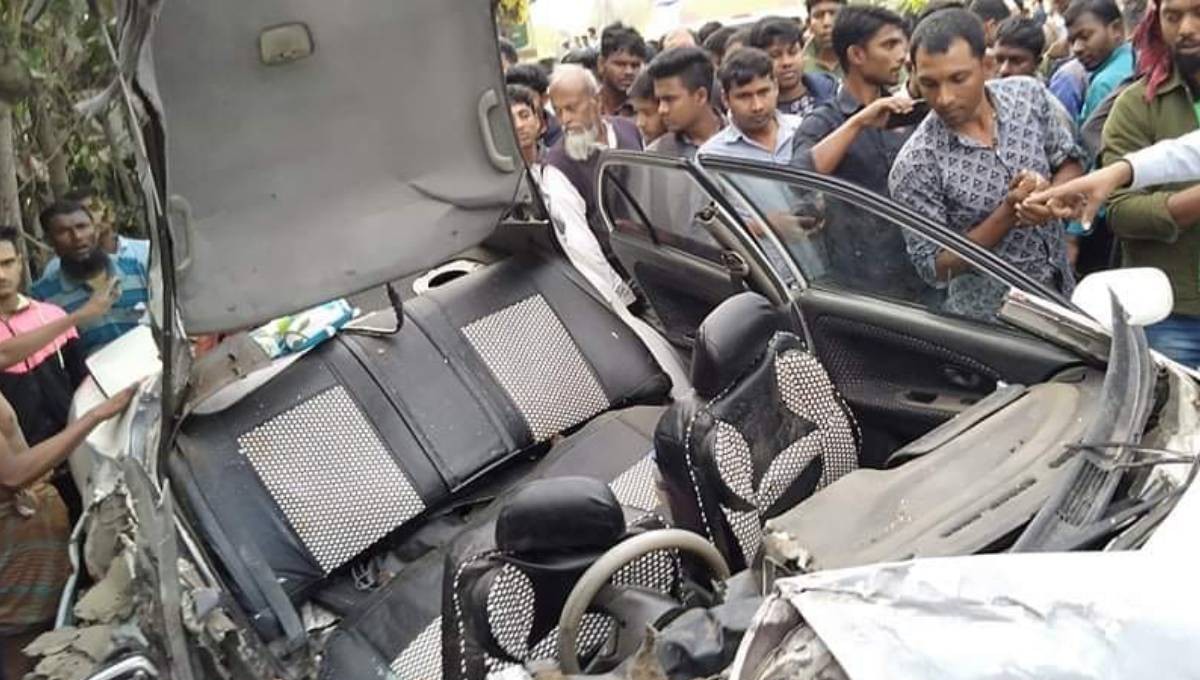 বাস রং সাইড দিয়ে এসে প্রাইভেট কারকে চাপা :দুই চিকিৎসক নিহত