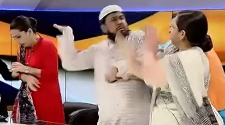 লাইভ হিন্দুস্তান টিভি শো’তে মুসলিম নারীকে থাপ্পড়ের ঝড়  , তারপর যা হলো:সপ্তাহের শীর্ষ ভাইরাল 